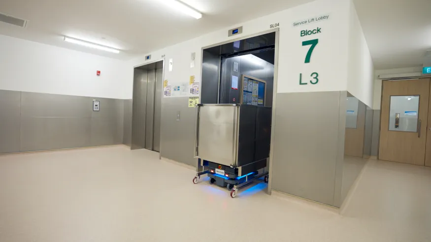 MiR in SKH - entering a lift